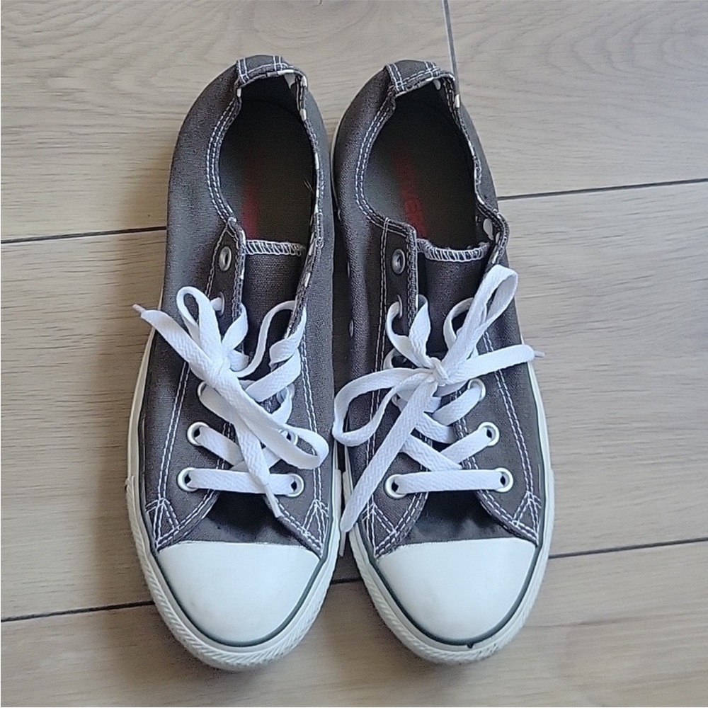CHUCK TAYLOR ALL STAR SNEAKERS
Women's 9